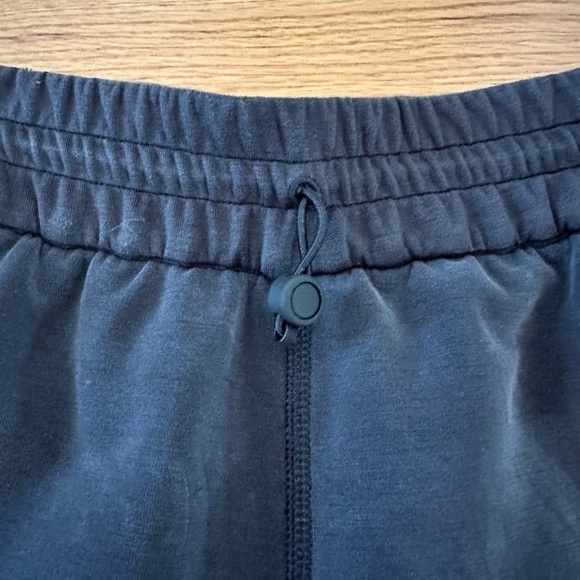 LIKE NEW Lululemon Softstreme High-Rise Short 4" in Black (Size 2) - Picture 5 of 9